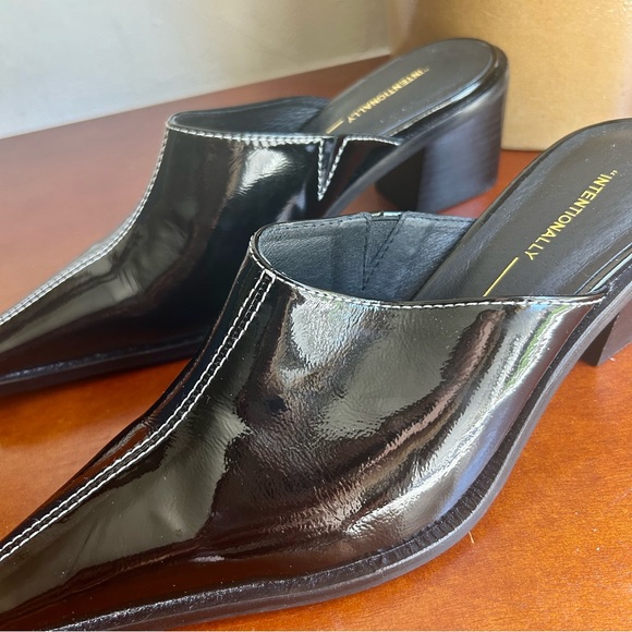 Intentionally Blank black patent pointed-toe mule with contrast stitching. - Picture 4 of 5